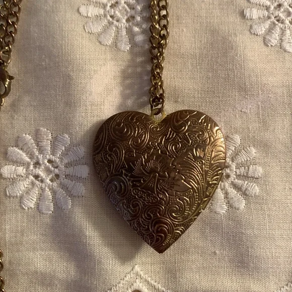 Locket - Picture 2 of 3